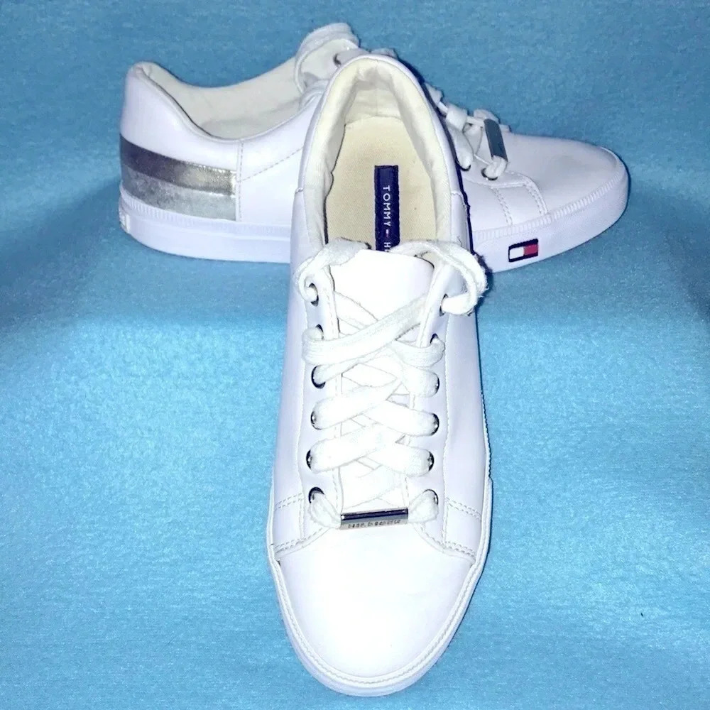 𝅺TOMMY HILFIGER Laddi 2 women’s low top white gold silver size 7 1/2 M